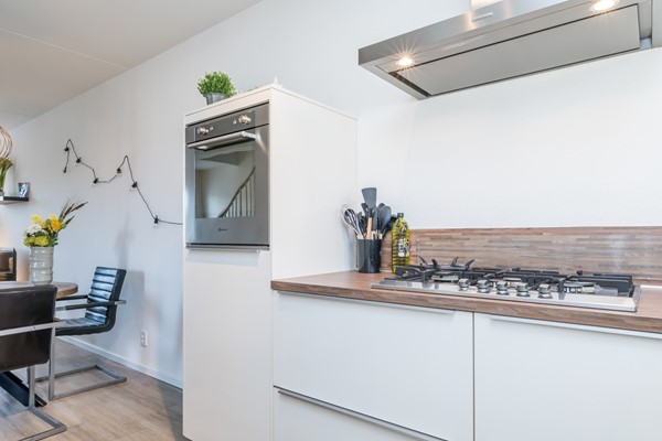 Foto - Te koop: Op goede en in geliefde woonwijk in Voerendaal gelegen halfvrijstaande bovenwoning (type B3 maisonnette), met o.a. dakterras, separate berging op de begane grond en eigen parkeerplaats. 